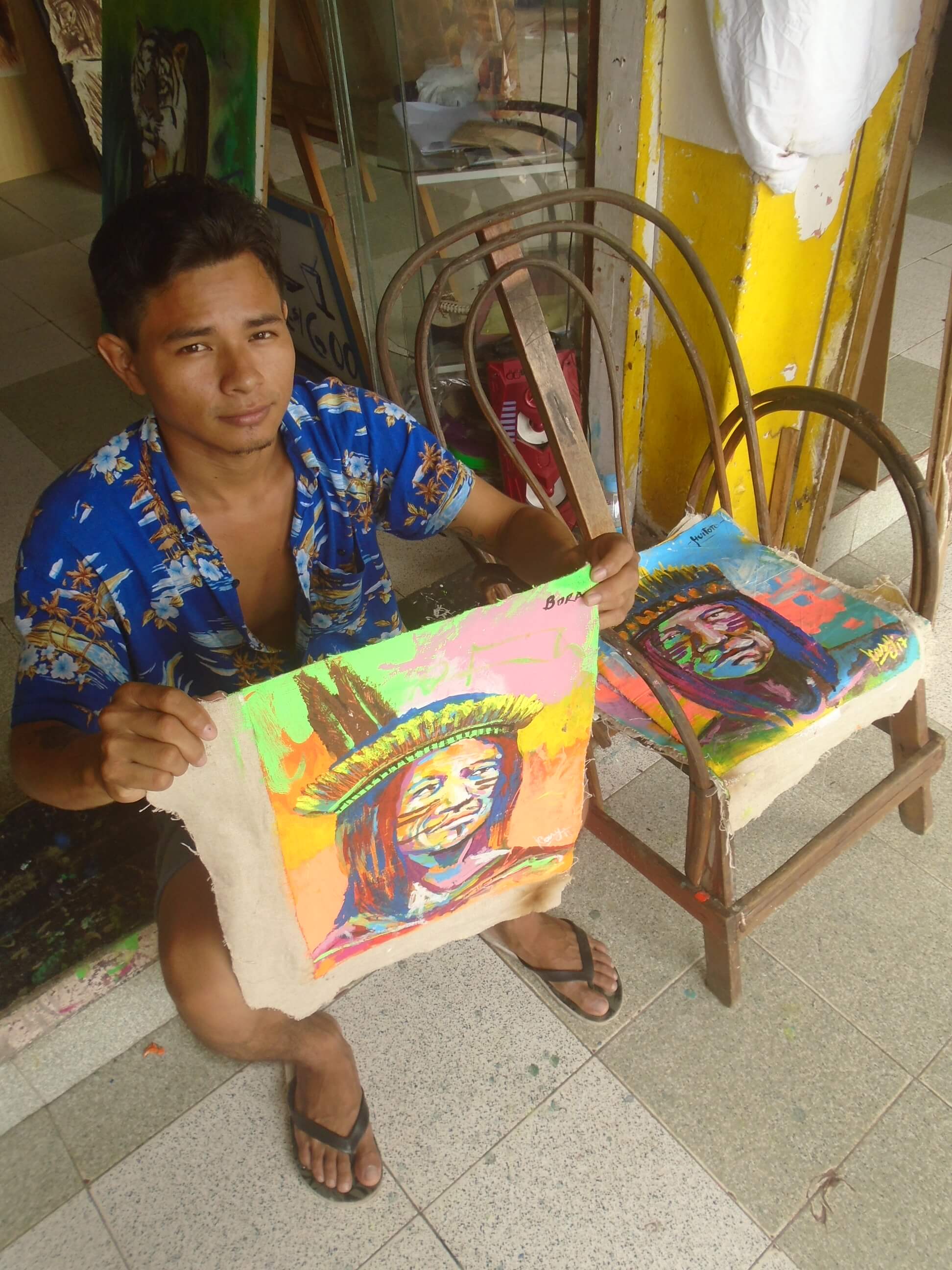 Artista local de Iquitos, Perú con una de sus obras pop art.