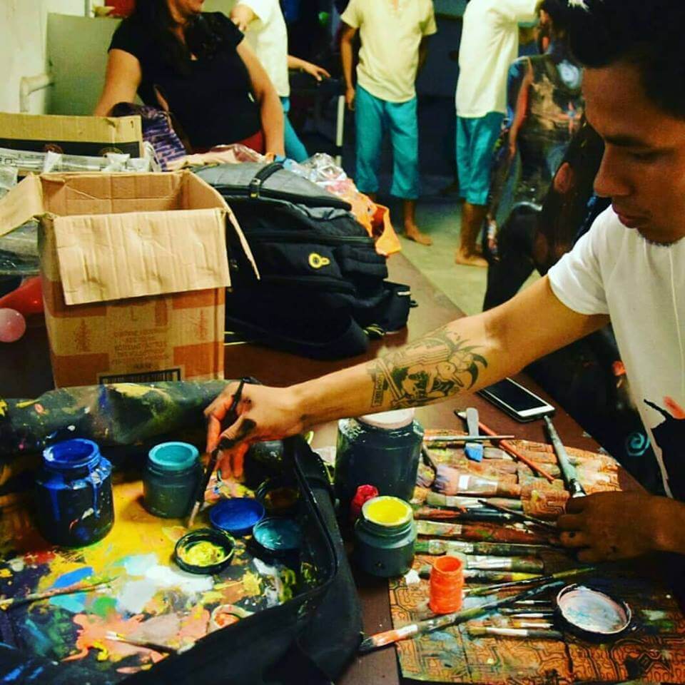 Pintor amazonico local pintando en Iquitos, Peru