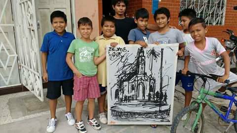 Artista local junto a niños interesados en el arte en Iquitos, Peru