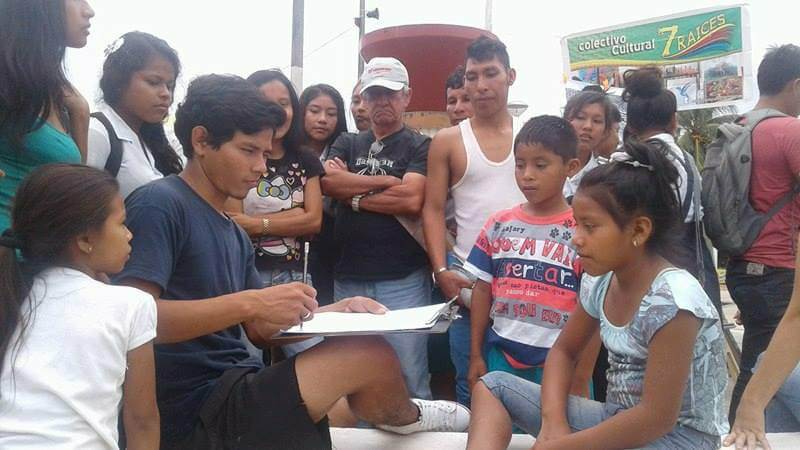 Artista local dibujando retrato en las calles de Iquitos, Peru